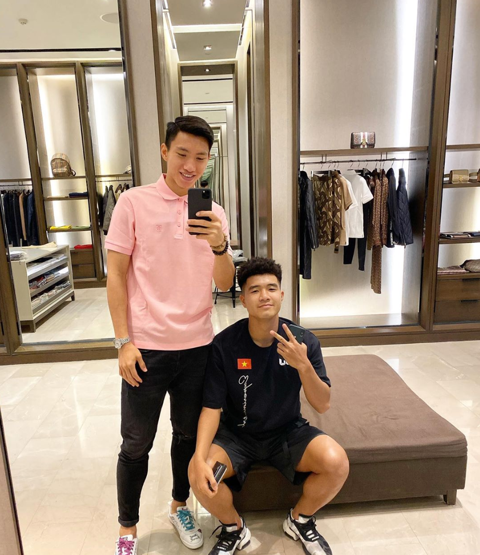 Giữa "tâm bão sale" điên cuồng của Black Friday, Văn Hậu và Đức Chinh cũng đánh lẻ đi mua quần áo tại Philippines.