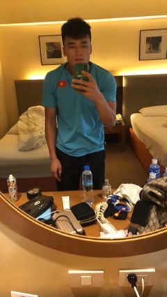Không chỉ check-in ở trung tâm thương mại, thủ thành Bùi Tiến Dũng còn chụp hình khoe phòng khách sạn với tư thế cực kỳ khó đỡ.