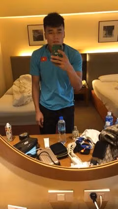 Không chỉ check-in ở trung tâm thương mại, thủ thành Bùi Tiến Dũng còn chụp hình khoe phòng khách sạn với tư thế cực kỳ khó đỡ.