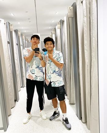 Bên dưới phần bình luận, các cầu thủ khác của đội tuyển U22 Việt Nam cũng tranh khau khoe ảnh tự sướng trước gương.