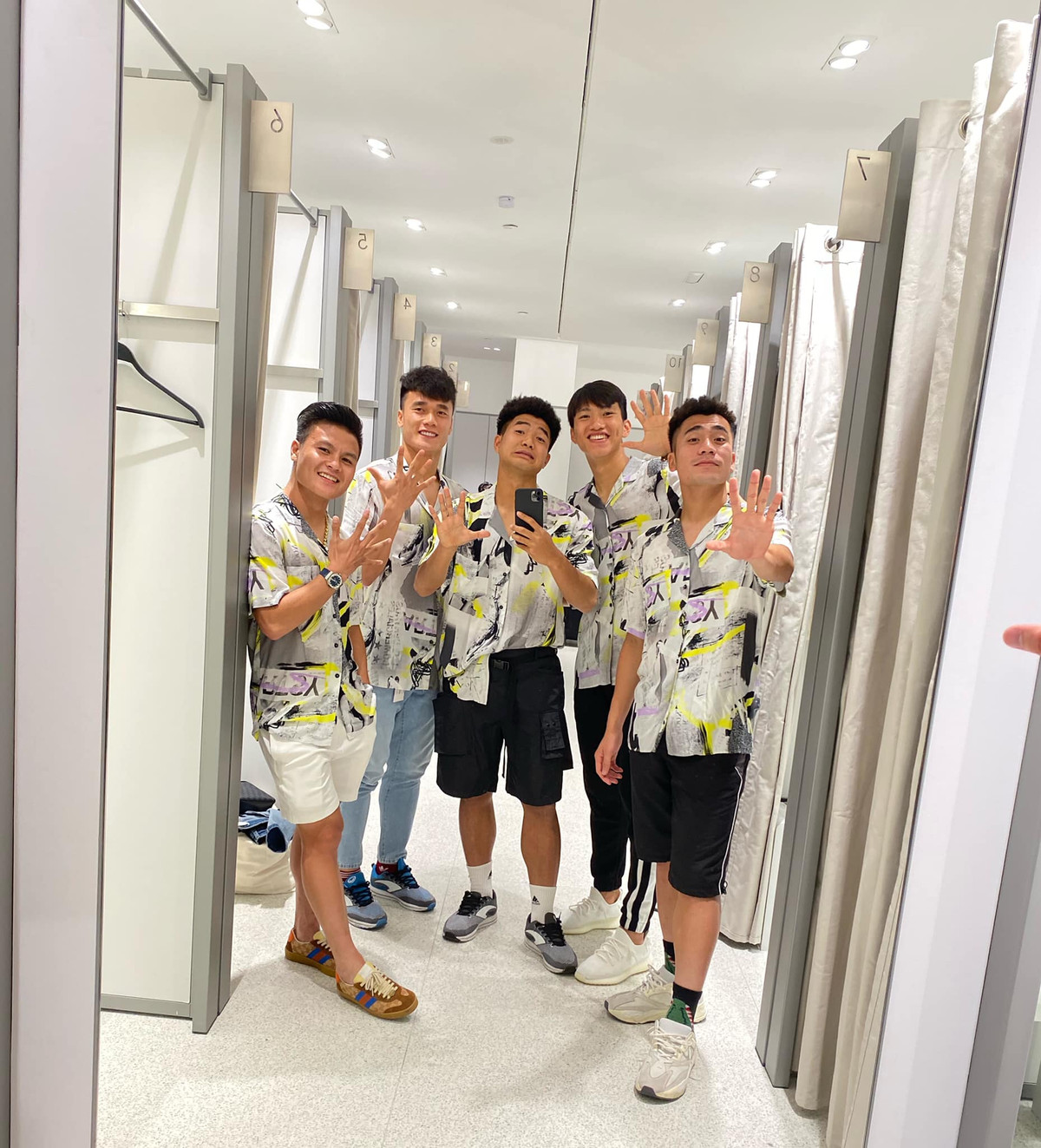 Black Friday là ngày hội giảm giá lớn nhất năm, chẳng thế mà dù đang bận túi bụi tham dự SEA Games 30 tại Philippines, các cầu thủ của U22 Việt Nam vẫn tranh thủ đi mua sắm.