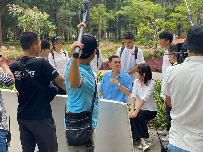 Trần Thanh Tâm cũng cho biết rất hâm mộ NSND Kim Xuân và NSƯT Hữu Châu, được đóng phim cùng hai nghệ sĩ gạo cội là vinh hạnh cho cô nàng.