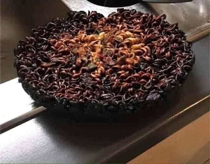 Lần đầu tiên trên thế giới ra mắt món mì tôm chiên giòn bóng đêm