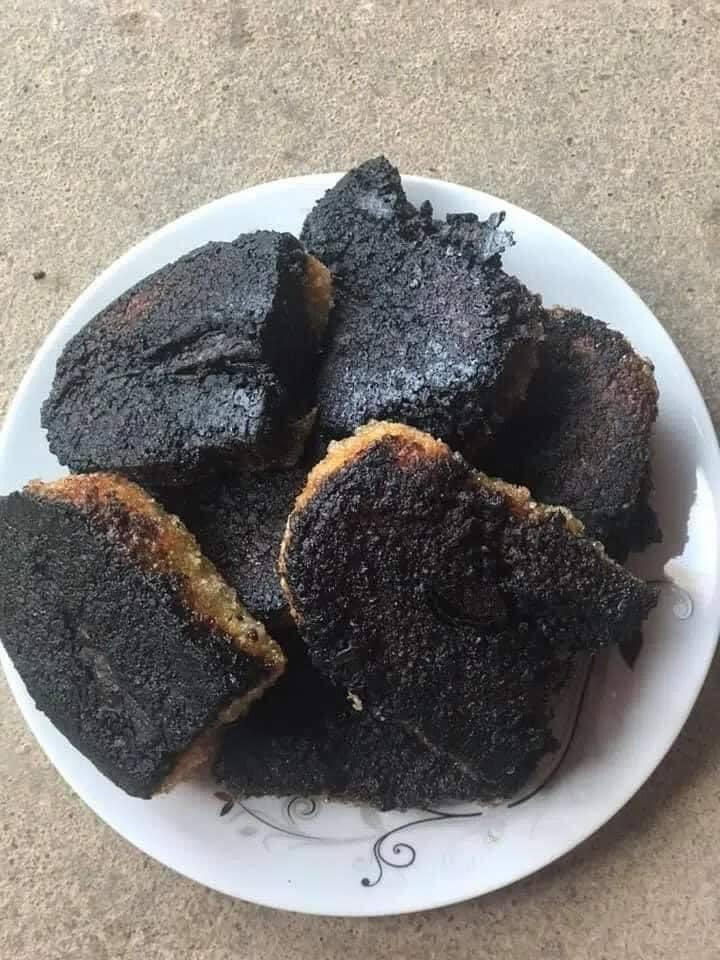 Chồng bảo: ''Em rán cái bánh chưng đãi khách''. Nhưng như này thì thôi gọi đồ ở hàng về đãi khách cho nhanh, lại an toàn