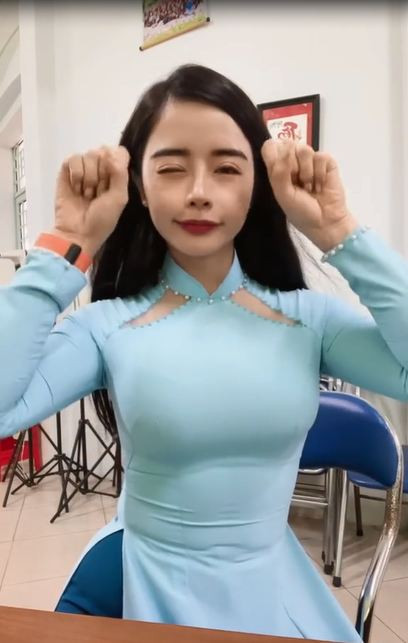 Ở dưới phần bình luận các video được đăng tải của "cô Hương", nhiều netizen tỏ ra khá khó chịu với trang phục này "Cô giáo mà mặc đồ bó sát như thế đi dạy", "áo dài đẹp, dáng cô giáo cũng đẹp nhưng có phù hợp với môi trường sư phạm hay không?", "cô mặc áo dài đẹp nhưng phô quá. Không ai cấm mặc trang phục truyền thống đi dạy nhưng biết nên chọn dáng thế nào cho phù hợp, còn các em học sinh ở dưới nhìn vào"...