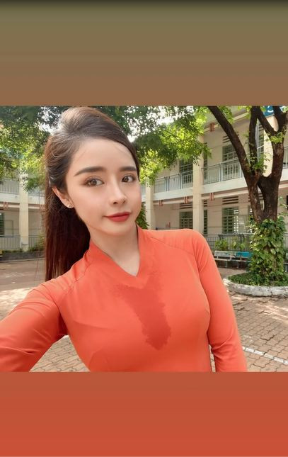 Điều đáng nói, những chiếc áo dài được diện có dáng ôm sát với cơ thể, thậm chí có những bức ảnh "Cô Hương nè" đăng khá nhạy cảm với phần cổ bị ướt.