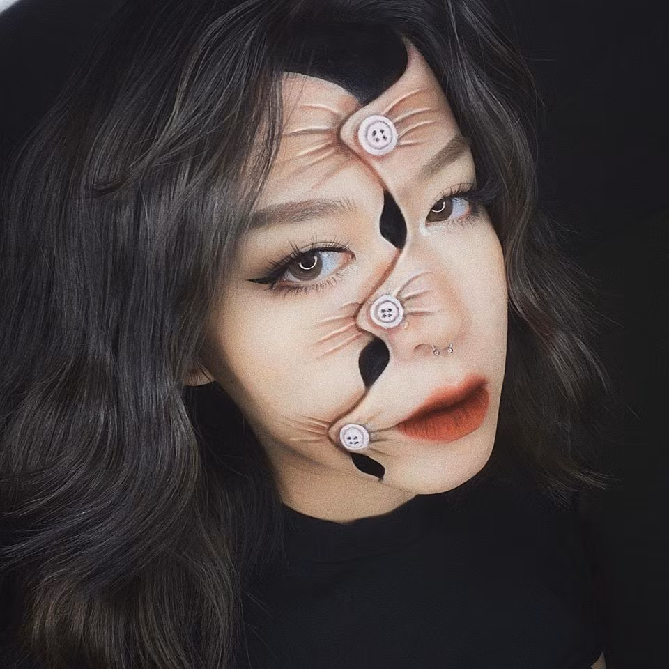 Các ý tưởng vẽ mặt của cô nàng ra đời theo cảm hứng và học hỏi ở nhiều ở các make up artist có tiếng trên thế giới. Hoa Trang chia sẻ khó khăn lớn nhất là tìm được màu vẽ phù hợp, cô nàng thường phải đặt mua từ nước ngoài vì tại Việt Nam khá hiếm.