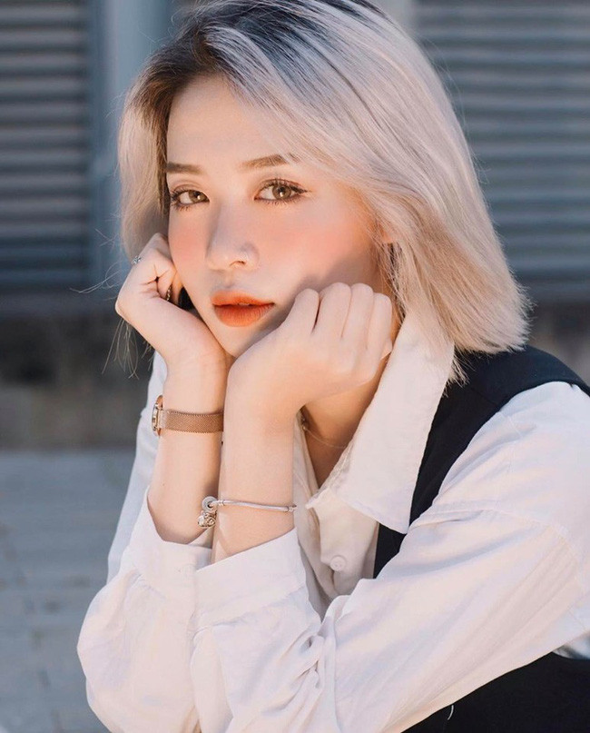 Được mọi người biết đến với vai trò là một make up artist, Hoa Trang đang dần chuyển hướng bản thân trở thành một beauty blogger.