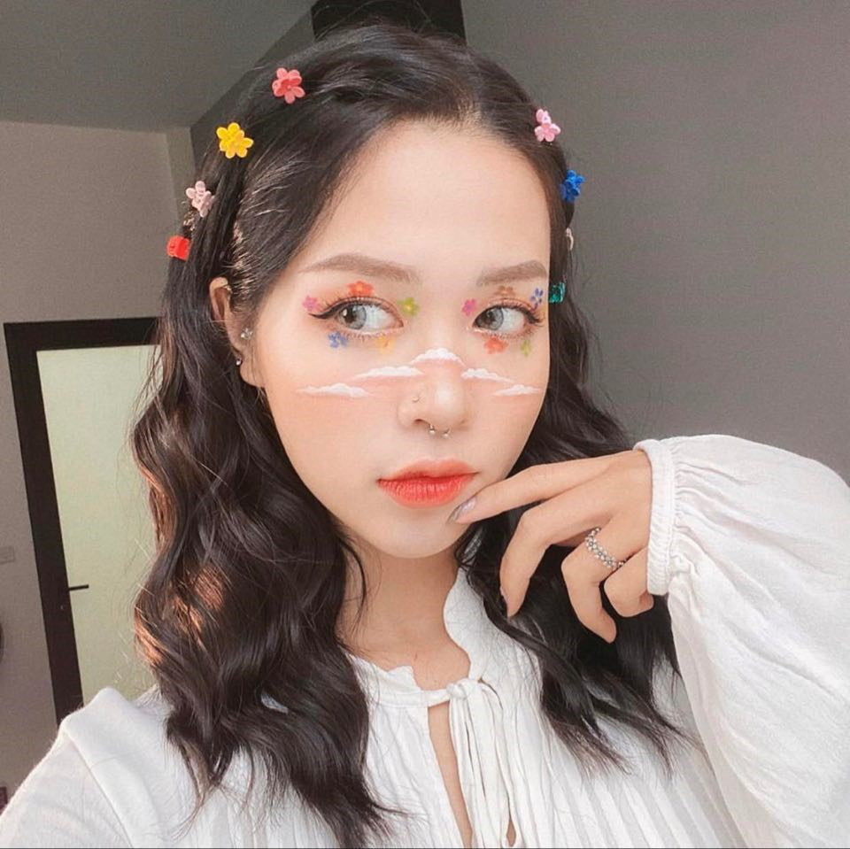 "Mình nghĩ do cách trang điểm của mình khác với số đông, nói đúng hơn là mình làm hóa trang chứ không phải trang điểm. Và ở Việt Nam thì chưa thịnh hành hóa trang như nước ngoài nên dù mình chưa thực sự xuất sắc nhưng do khác biệt với số đông nên được mọi người để ý tới", Trang tâm sự.