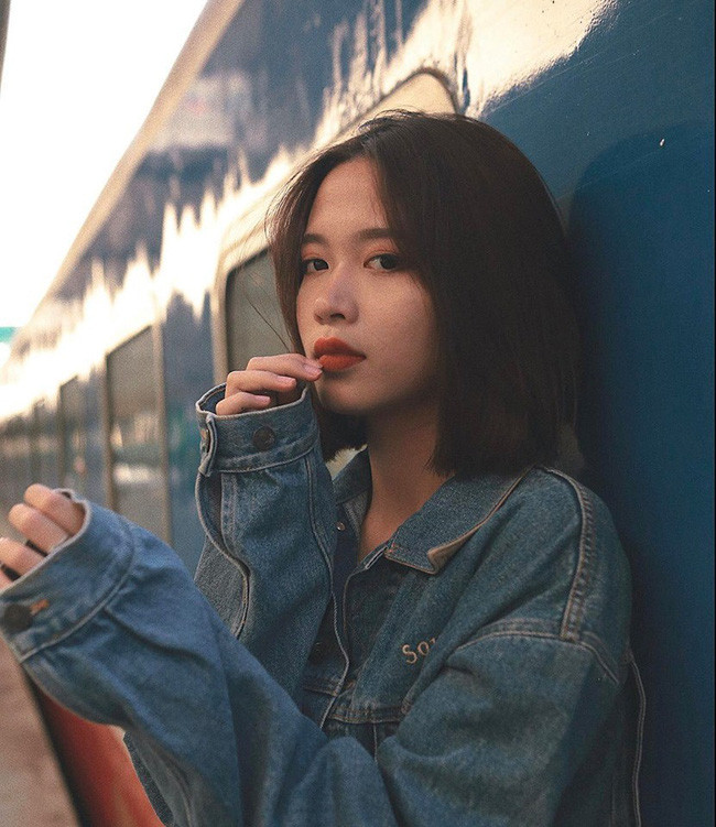 Hoa Trang tên thật là Đỗ Thùy Trang hay còn được biết đến với tên Hwajang, sinh năm 1999, đang học năm 3 tại Học viện Báo chí và Tuyên truyền, hiện là influencer thuộc quản lí của Minet Asia Corporation.