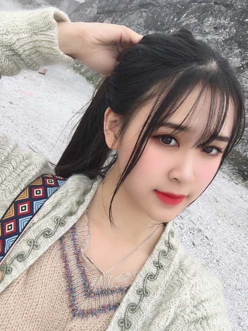 Thời gian đầu khi mới đến Nghệ An, cô nàng gặp nhiều khó khăn trong giao tiếp. Tuy vậy, hiện tại cô đã quen và còn nói được một chút giọng miền Trung.