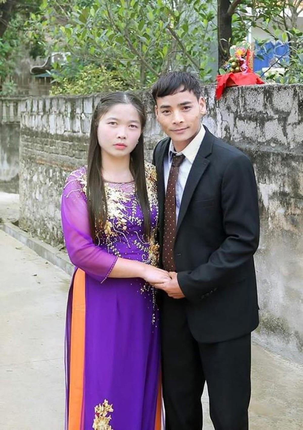 Tóc của bố mẹ chàng trai đã đổi từ màu bạc sang màu đen, da dẻ cũng được "cà" cho thật mịn màng, trắng trẻo. Thêm vào đó, mục đích chính trong màn nhờ dân mạng chỉnh sửa ảnh là cho bay đi những nếp nhăn, quầng thâm cũng được hoàn thành một cách xuất sắc.