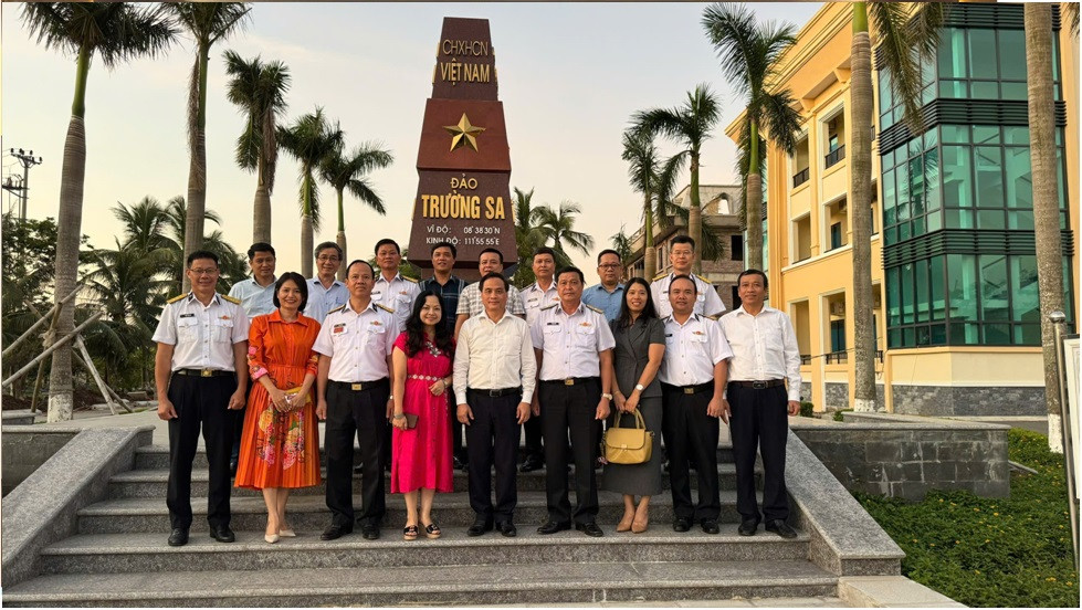 Lien hiep Hoi Viet Nam tham, lam viec tai Bo Tu lenh Hai quan-Hinh-3