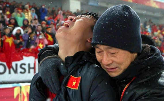 Trung vệ Bùi Tiến Dũng khóc nức nở sau khi kết thúc trận đấu. Sau một pha va chạm khá nặng, cầu thủ quê Hà Tĩnh vẫn đứng dậy tiếp tục thi đấu khi miệng chảy đầy máu.