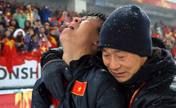 Trung vệ Bùi Tiến Dũng khóc nức nở sau khi kết thúc trận đấu. Sau một pha va chạm khá nặng, cầu thủ quê Hà Tĩnh vẫn đứng dậy tiếp tục thi đấu khi miệng chảy đầy máu.