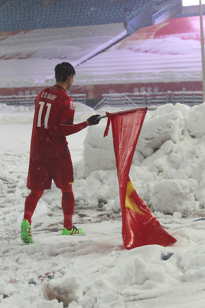 Cũng vẫn là Mạnh "gắt" nhưng khi đứng trước Quốc kỳ, đất nước và người hâm mộ, anh lại cực kỳ hiền lành và có trách nghiệm. Chắc có lẽ đối với ai theo dõi trận đấu chung kết tại Thường Châu 2018 đều không thể quên hình ảnh Duy Mạnh cặm cụi leo lên đống tuyết, cắm lá cờ Tổ quốc đỏ tươi.