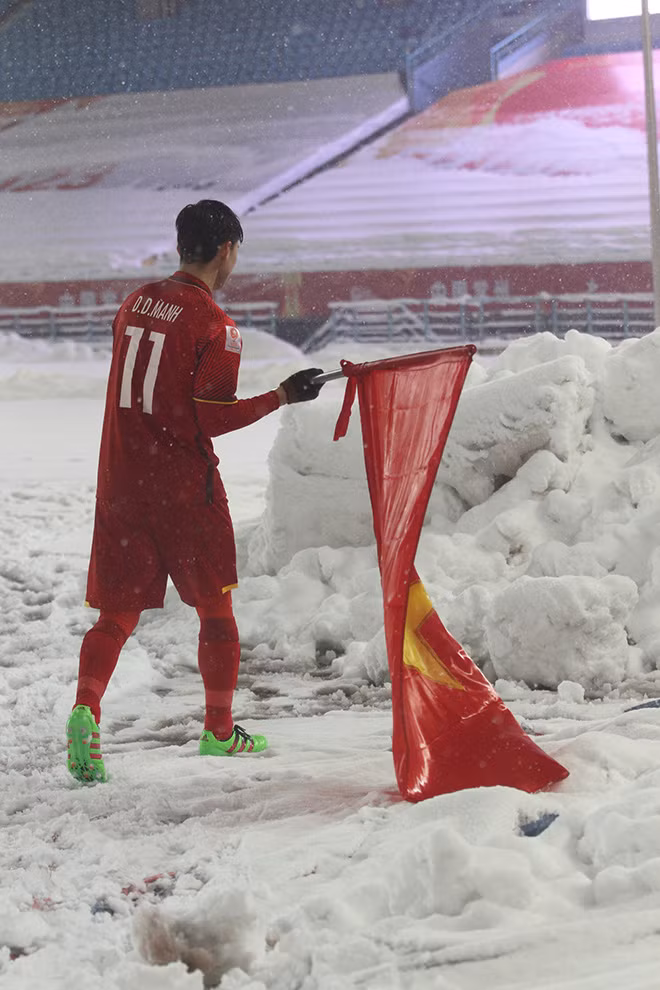 Cũng vẫn là Mạnh "gắt" nhưng khi đứng trước Quốc kỳ, đất nước và người hâm mộ, anh lại cực kỳ hiền lành và có trách nghiệm. Chắc có lẽ đối với ai theo dõi trận đấu chung kết tại Thường Châu 2018 đều không thể quên hình ảnh Duy Mạnh cặm cụi leo lên đống tuyết, cắm lá cờ Tổ quốc đỏ tươi.