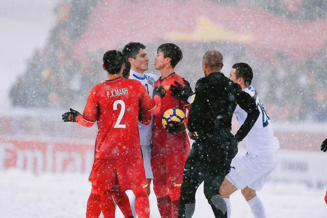 "Đội bạn tấn công, tôi và Đình Trọng tranh chấp với cầu thủ số 9. Tôi quyết giữ lại quả bóng để xem Đình Trọng có bị thương không. Tuy nhiên, cầu thủ đội bạn muốn tiếp tục trận đấu và lao vào giật bóng. Tôi đã phản ứng lại bằng cách đẩy cầu thủ này ra. Tôi nghĩ việc 'đanh đá' lúc ấy là cần thiết" - Duy Mạnh cho biết anh "gắt" là bởi sợ đội bạn làm tổn thương đồng đội của mình.