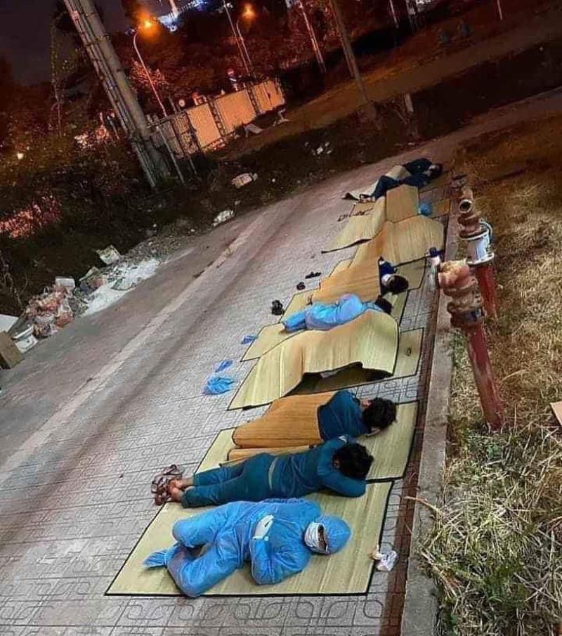 Dau bep Bobby Chinn cui dau cam phuc tinh nguyen vien Viet tai khu cach ly-Hinh-2