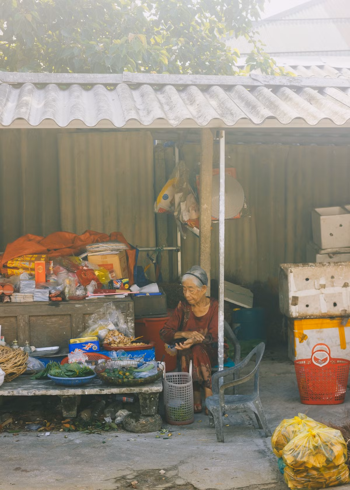 Từ những gánh hàng bé xíu như vậy, các "mệ" đã nuôi lớn hẳn 2-3, thậm chí nhà nào đông thì 4-5 đứa con. Khi các con đã có đôi cánh đủ lớn, đủ rộng để đi đây đi đó, các mệ vẫn gắn bó với ngôi chợ nhỏ và sạp hàng đơn sơ.
