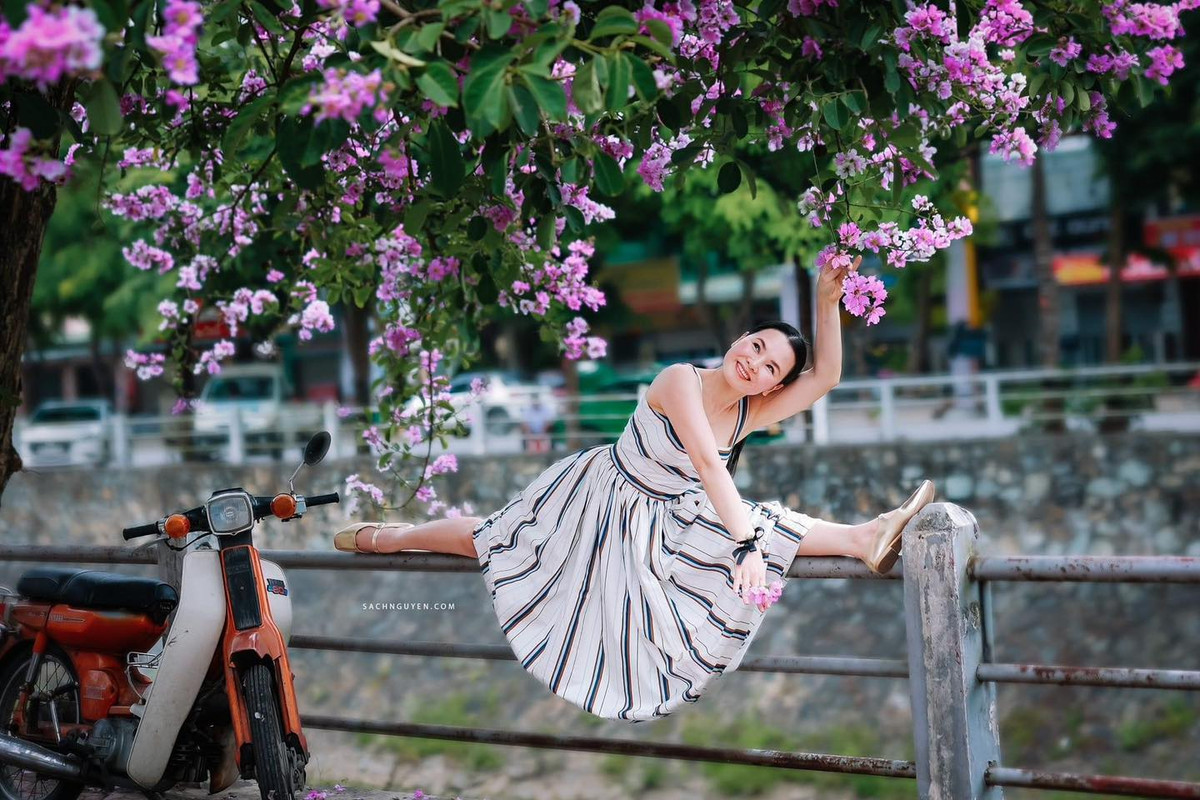 Tuy nhiên cũng có nhiều người cho rằng cô gái mặc váy mà leo lên cả lan can tạo dáng như vậy là kém duyên: "Ủa hết dáng rồi à mà phải làm thế, kì thật", "rồi đã đẹp dữ chưa?".