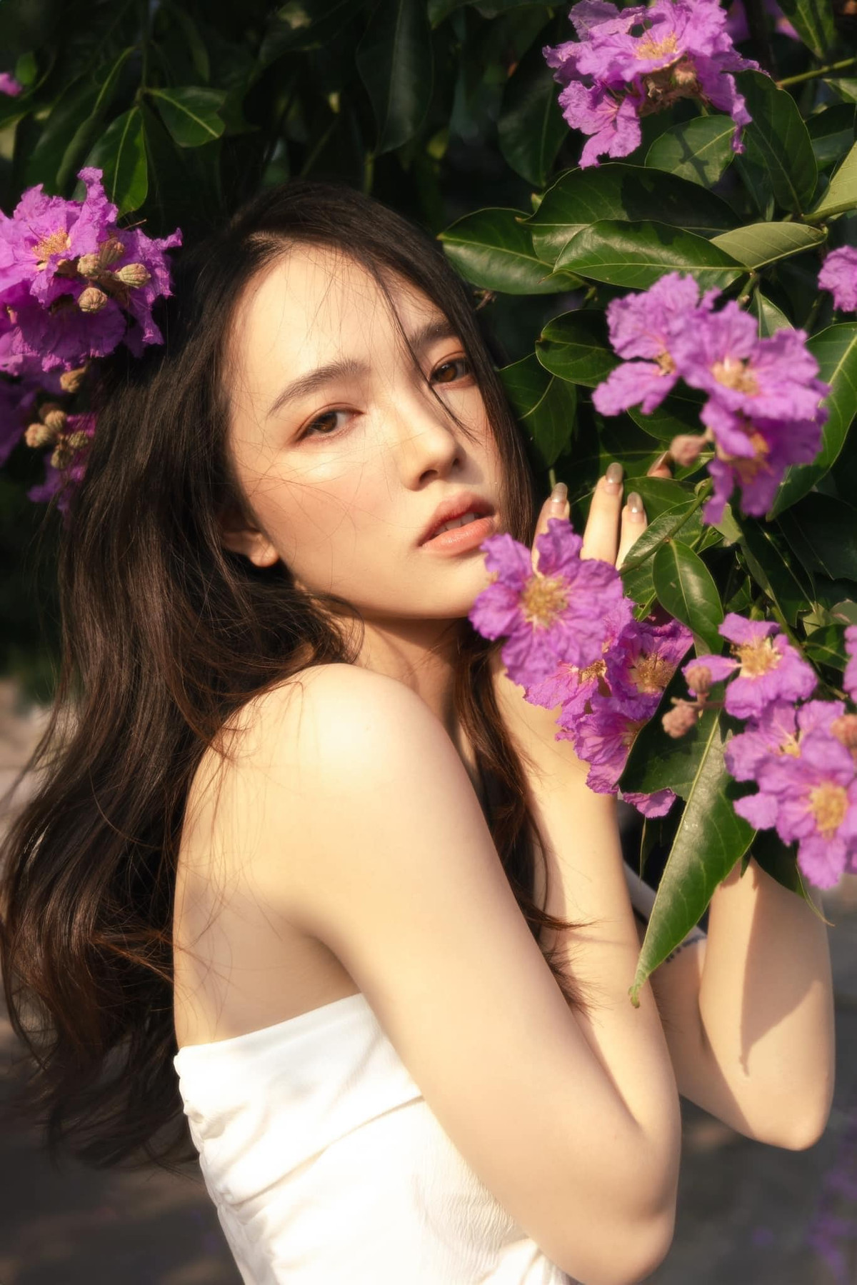 Du trend chup anh voi bang lang, co gai dang chan tao dang la