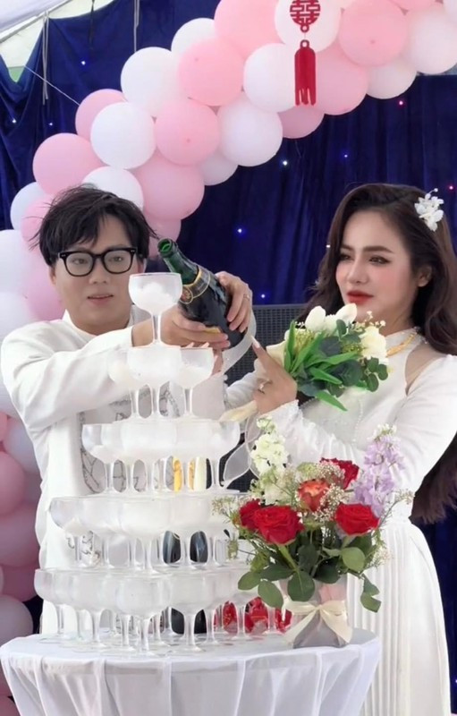 Thế nhưng ngày hôm qua, trên trang Tiktok cá nhân, Phạm Thoại xác nhận rằng thông tin mình đám cưới những ngày vừa qua là giả. Điều này khiến nhiều netizen phẫn nộ và ngán ngẩm với những chiêu trò câu view này.