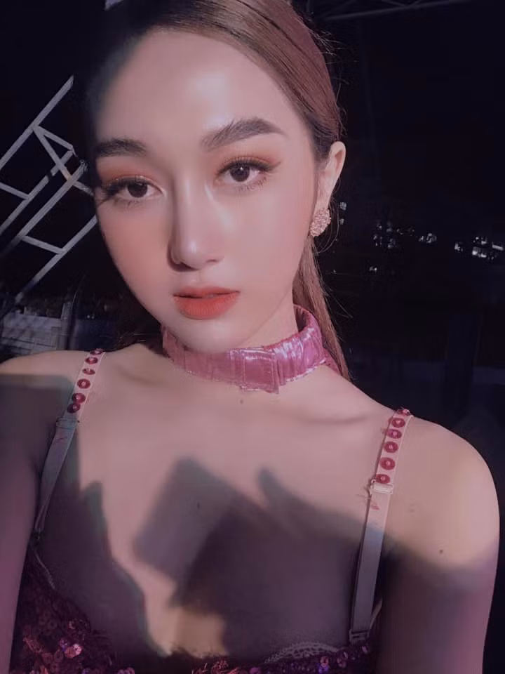 Bên cạnh đó, cô gái chuyển giới cũng cho biết rất ưng ý với diện mạo mới, đặc biệt là phần ngực. Do chỉ nặng 43kg nên cô không làm ngực quá to, chỉ phù hợp với dáng người mình.