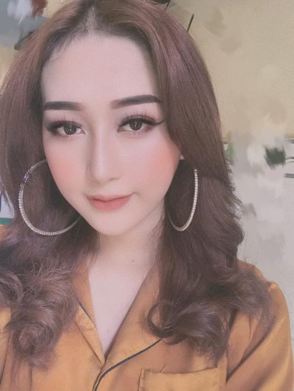 Quyết tâm chuyển giới, An Kim gần như "đập đi xây lại" toàn bộ ngoại hình. Cô nàng nhấn mí, tiêm môi, nâng mũi và sắp tới sẽ đi độn thái dương và hạ mũi thấp xuống sao cho tự nhiên hơn.