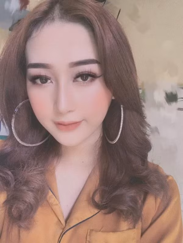 Quyết tâm chuyển giới, An Kim gần như "đập đi xây lại" toàn bộ ngoại hình. Cô nàng nhấn mí, tiêm môi, nâng mũi và sắp tới sẽ đi độn thái dương và hạ mũi thấp xuống sao cho tự nhiên hơn.