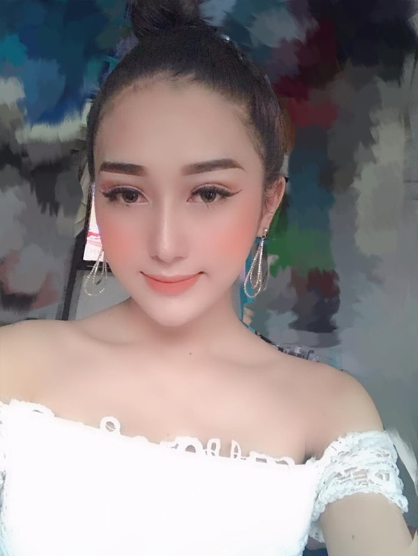 Được biết, để sở hữu diện mạo hiện tại, cô gái tên An Kim, quê Cà Mau, hiện đang sinh sống tại TP HCM đã trải qua 2 năm chịu đau đớn, những lần phẫu thuật thẩm mỹ lớn nhỏ.