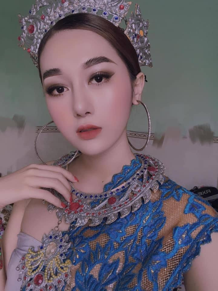 "Xinh thật, mình con gái còn chẳng có nét đẹp dịu dàng như vậy, dù cũng đã đi nâng mũi, độn cằm nhưng tướng mạo vẫn thô", "Khi vẫn là nam người ta đã đẹp rồi, có nét sẵn chứ không phải hoàn toàn nhờ vào phẫu thuật" - Dân mạng bình luận.