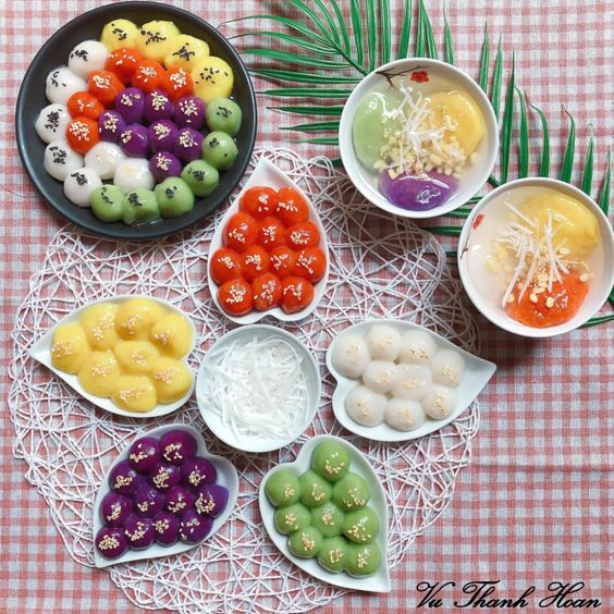 Bánh trôi có hình dạng tròn, bên ngoài là lớp bột mỏng, bên trong là lớp nhân đa dạng với các nguyên liệu như đậu xanh, dừa nạo, đường, gừng, đậu phộng,... Bánh được thả vào nồi nước sôi, và khi bánh nổi lên mặt nước, chúng được vớt ra khi vừa chín đến.