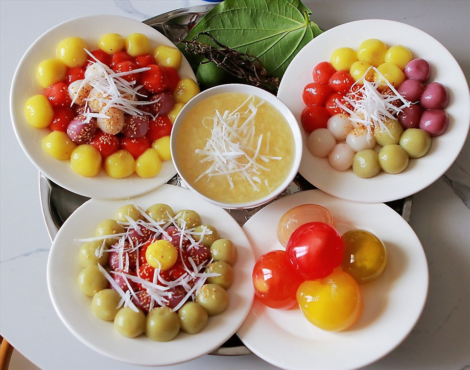 Bánh chay là một loại bánh không nhân hoặc có thể có thêm nhân đậu xanh. Nó được làm từ bột nếp, bột năng, đậu xanh, đường và vừng.