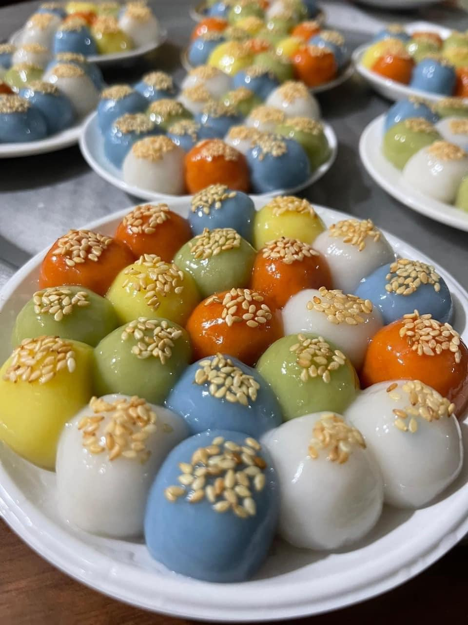 Khi ăn bánh trôi, người ta thường kèm theo nước đường hơi sền sệt và rắc thêm chút vừng (hoặc dừa nạo).