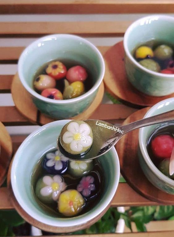 Tuy bánh trôi, bánh chay là loại bánh dễ làm nhưng để có được viên bánh ngon, người làm bánh cũng phải lựa chọn nguyên liệu rất cầu kỳ. Gạo làm bánh trôi, bánh chay phải kén được nếp cái hoa vàng và pha theo tỷ lệ cứ 8 phần hoặc 9 phần nếp với 1 đến non 2 phần gạo tẻ.