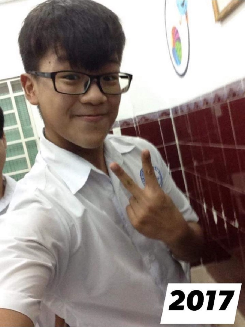 Những năm cấp 2, Quốc Vinh chạm mức cân báo động 97kg khiến thân hình cậu trông rất nặng nề. Thường xuyên bị bạn bè trêu đùa, cậu chàng quyết tâm giảm cân. Thế nhưng những ngày đầu, Vinh không áp dụng những phương pháp ăn kiêng và luyện tập khoa học mà chỉ nhịn ăn.