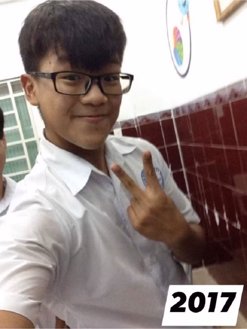 Những năm cấp 2, Quốc Vinh chạm mức cân báo động 97kg khiến thân hình cậu trông rất nặng nề. Thường xuyên bị bạn bè trêu đùa, cậu chàng quyết tâm giảm cân. Thế nhưng những ngày đầu, Vinh không áp dụng những phương pháp ăn kiêng và luyện tập khoa học mà chỉ nhịn ăn.