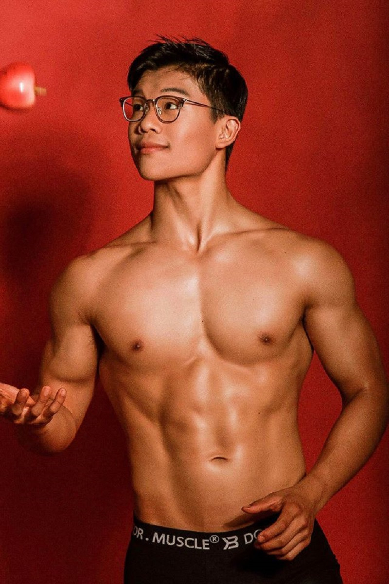 Hiện tại, Vinh đang là du học sinh Canada, song song với đó, cậu chàng cũng xây dựng một kênh Youtube hướng dẫn luyện tập, chia sẻ chế độ ăn để giúp những người có ngoại hình quá khổ giảm cân.