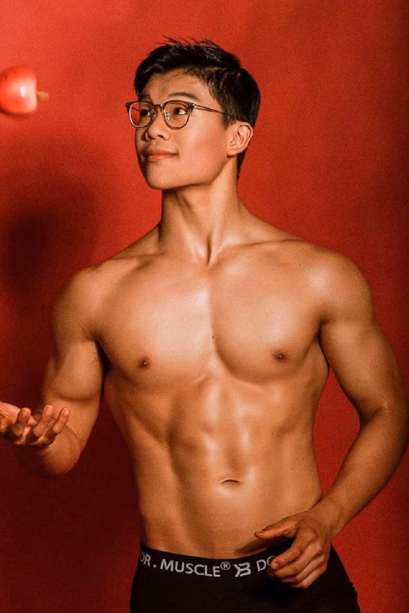 Hiện tại, Vinh đang là du học sinh Canada, song song với đó, cậu chàng cũng xây dựng một kênh Youtube hướng dẫn luyện tập, chia sẻ chế độ ăn để giúp những người có ngoại hình quá khổ giảm cân.