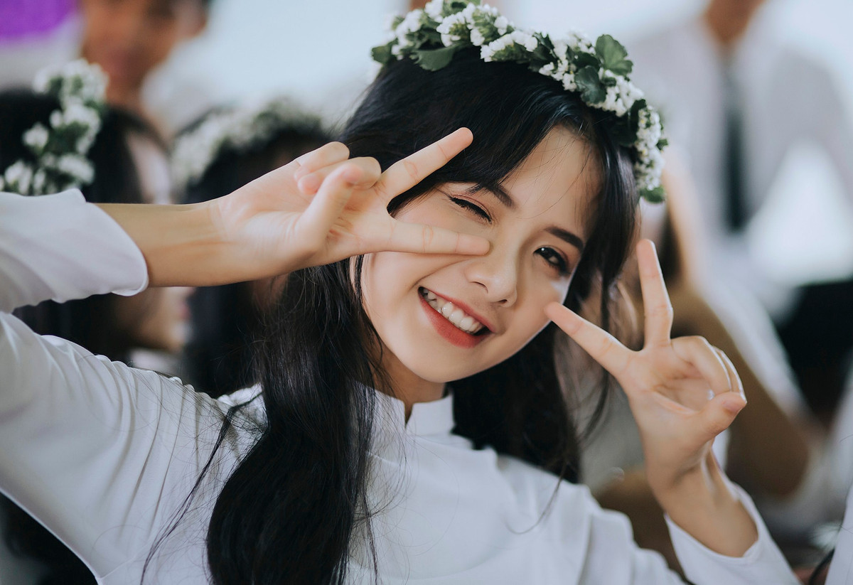 Trước đó, bộ ảnh kỷ yếu chia tay cấp 3 của Lam Bửu cũng từng gây sốt bởi nhan sắc quá đỗi xinh đẹp của cô nàng. Vóc dáng nhỏ nhắn, khuôn mặt dịu dàng, mái tóc buông dài của nàng hot girl cực phù hợp với trang phục áo dài trắng. Trông nữ sinh đúng chuẩn mẫu hình tượng "thiên thần áo trắng" hay được nhắc đến.