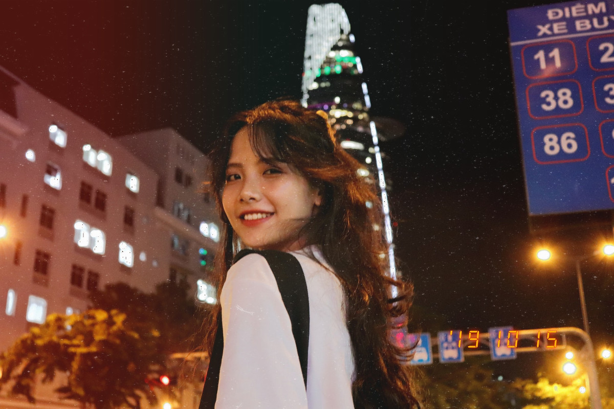 Với cách chụp hình và chỉnh màu ánh sáng, cô nàng Lam Bửu trông giống hệt những nữ minh tinh Hong Kong những năm 1990.