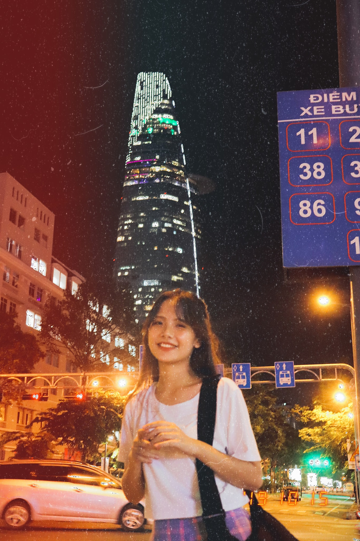 Hot girl ĐH Văn Lang sở hữu nhan sắc cực kỳ thu hút với đôi mắt cười, khuôn miệng tươi rói mà mái tóc dài thướt tha.