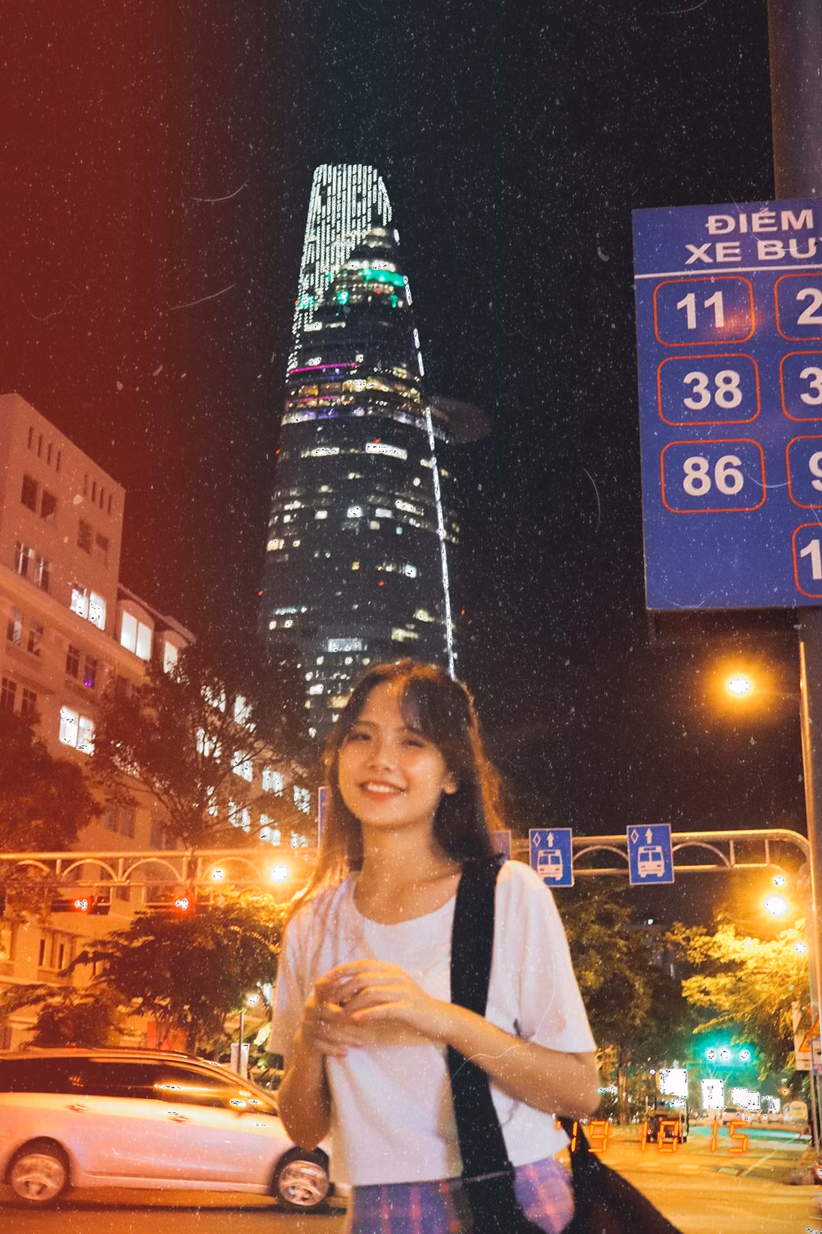 Hot girl ĐH Văn Lang sở hữu nhan sắc cực kỳ thu hút với đôi mắt cười, khuôn miệng tươi rói mà mái tóc dài thướt tha.