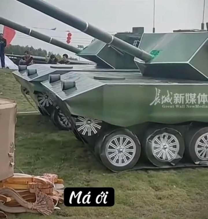 Một hình ảnh được ghi lại về 1 buổi hóa vàng khiến nhiều người không khỏi bất ngờ. Những đồ vật được đốt không chỉ là tiền vàng như bình thường mà còn có cả...xe tăng.