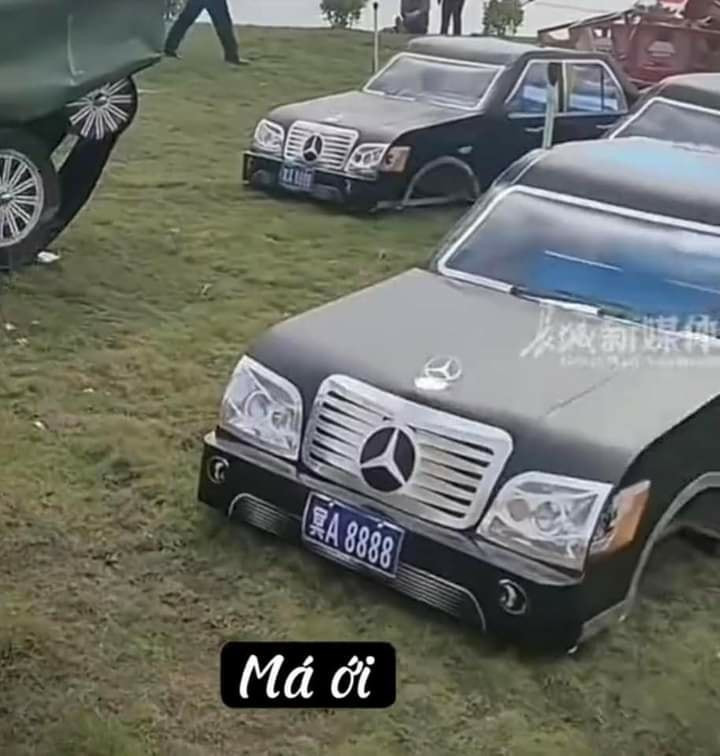 Những chiếc ô tô hạng sang cũng được hóa vàng.