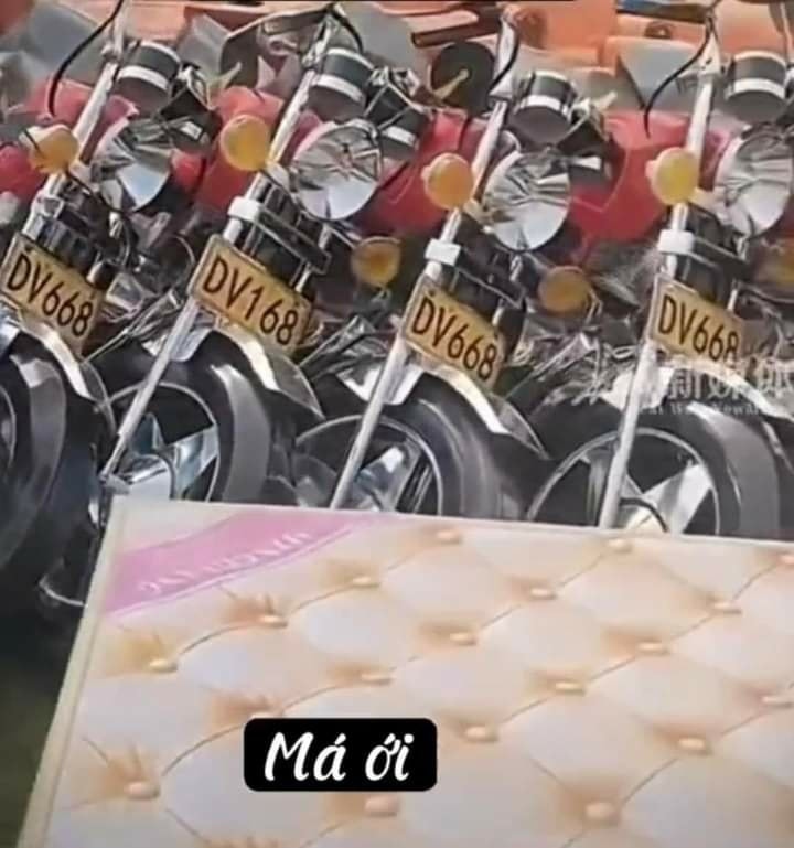 Tất cả những đồ dùng thực tế đều được biến thành phiên bản giấy để đốt cho người đã khuất như nệm, xe gắn máy,...