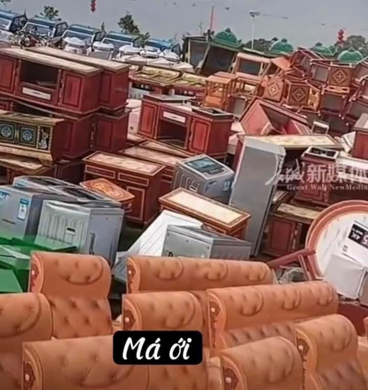 La liệt những đồ dùng bằng giấy được chuẩn bị để đốt.