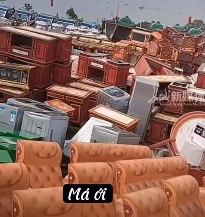 La liệt những đồ dùng bằng giấy được chuẩn bị để đốt.