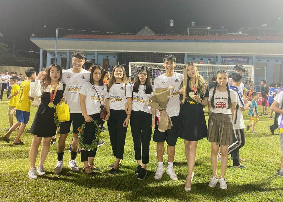 Xuất hiện trong những bức hình, Vóc Đỗ và Văn Dũng không chỉ vui mừng trong chiến thắng mà còn nắm tay nhau vô cùng tình cảm.